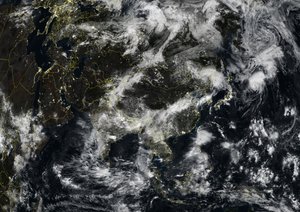 Asia de noche con fronteras de países y cobertura de nubes, imagen satelital en color verdadero